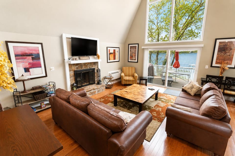 TV and multimedia, View (from property/room), Living room, Photo of the whole room, Seating area, Lake view