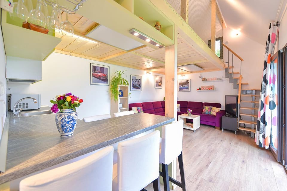 Coffee/tea facilities, Kitchen or kitchenette, Living room, Photo of the whole room, Dining area