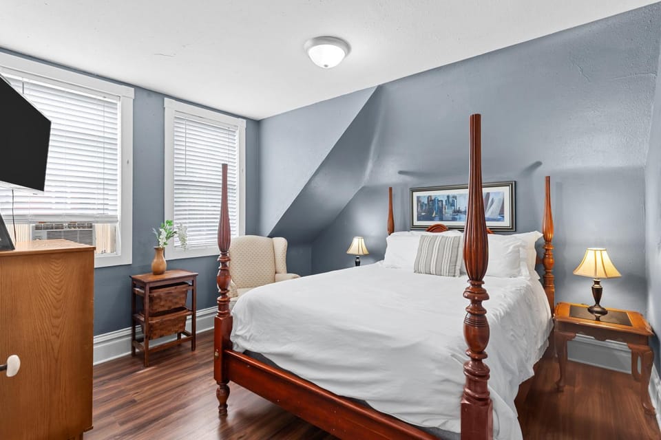 Bed, TV and multimedia, Photo of the whole room, Seating area, Bedroom