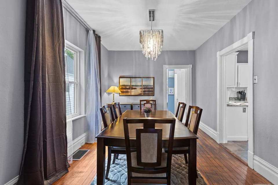 Photo of the whole room, Dining area