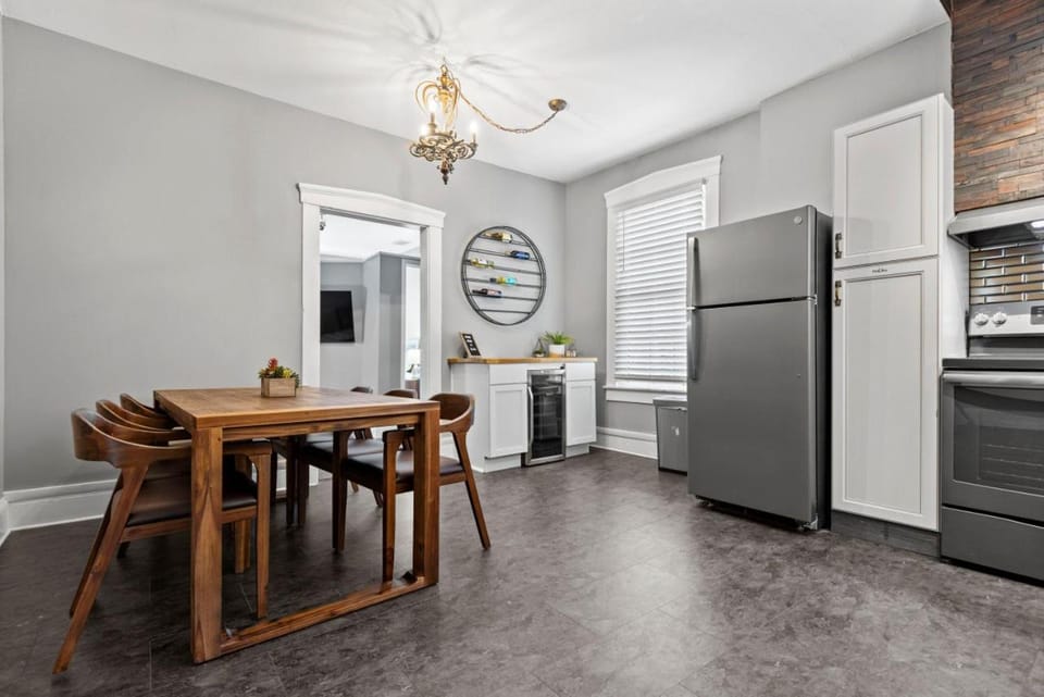Kitchen or kitchenette, Photo of the whole room, Dining area