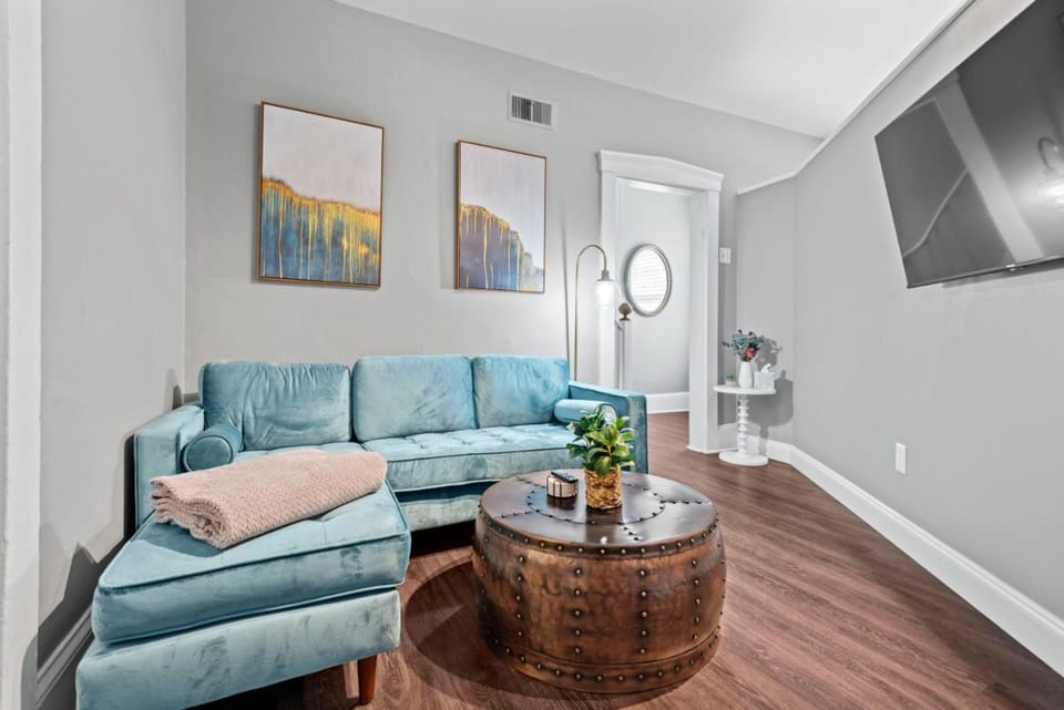 Main Street Living! 2 Bedroom Unit right On Main! Apartment in Saint Charles