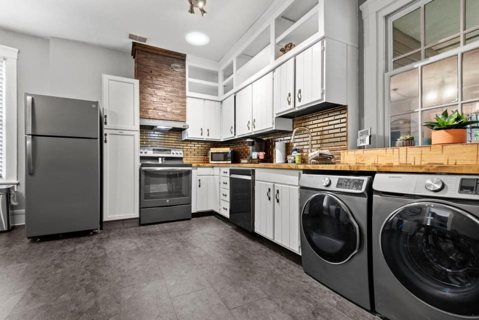 Main Street Living! 2 Bedroom Unit right On Main! Apartment in Saint Charles
