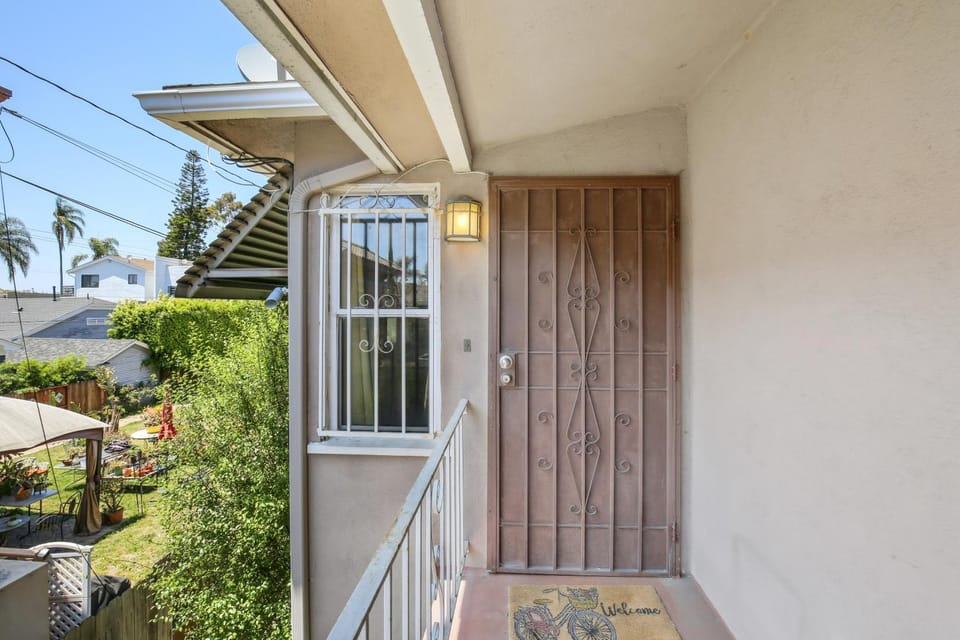 Walk to Retro Row Long Beach Condo Apartment in Long Beach