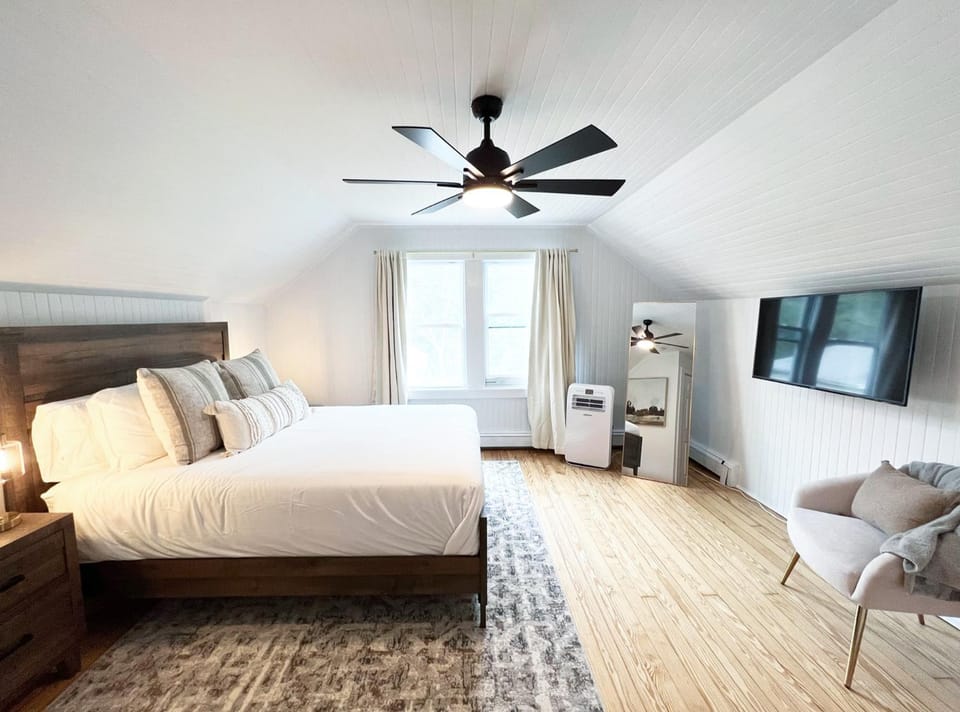 Bed, TV and multimedia, Photo of the whole room, Seating area, Evening entertainment, Bedroom, fireplace, air conditioner
