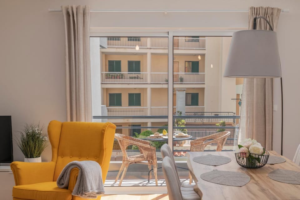 Communal lounge/ TV room, Balcony/Terrace