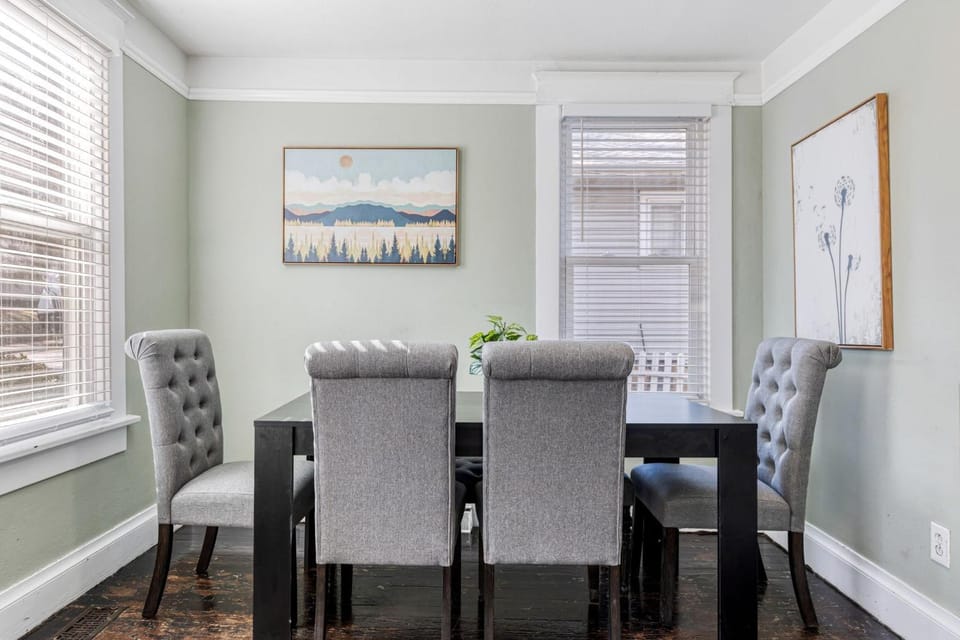 Photo of the whole room, Dining area