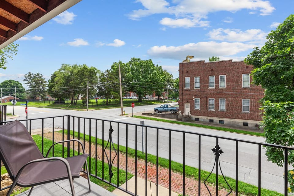 Day, View (from property/room), Balcony/Terrace, Seating area, Street view