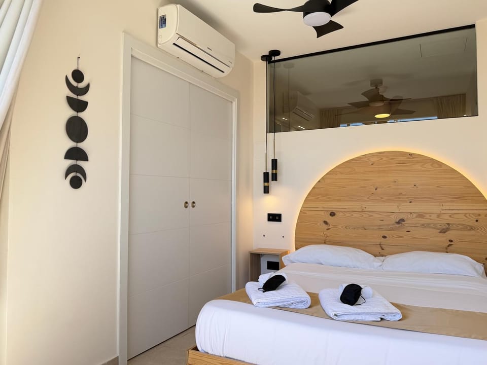 Bed, Bedroom, towels, air conditioner