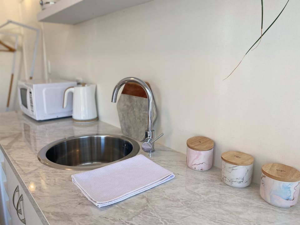 Kitchen or kitchenette, minibar