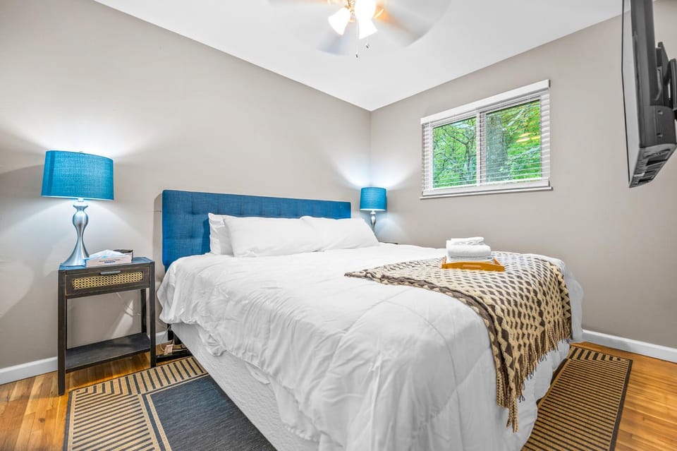 Bed, Day, Photo of the whole room, Decorative detail, Bedroom