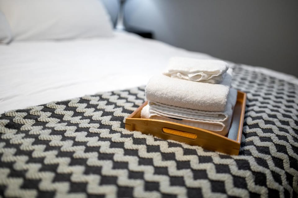 Bed, Bedroom, towels