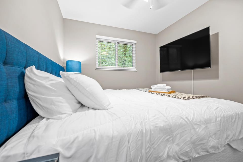 Bed, TV and multimedia, Bedroom