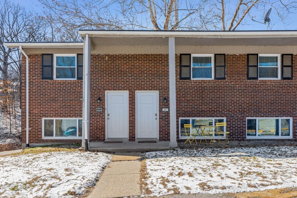 Property building, Facade/entrance, Day, Winter, Street view