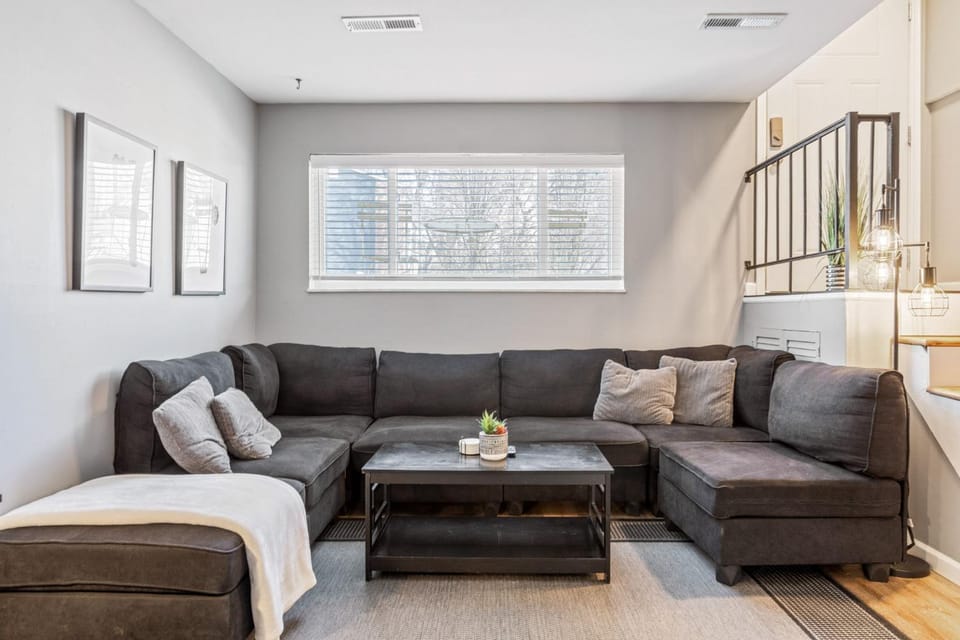 Day, Living room, Photo of the whole room, Decorative detail, Seating area