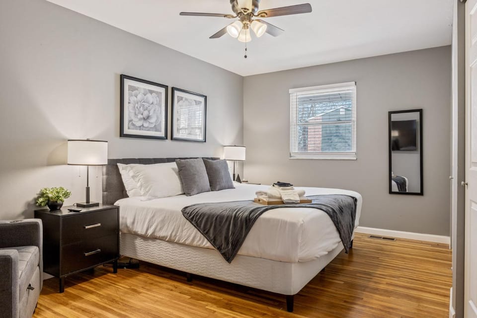 Bed, Day, Photo of the whole room, Decorative detail, Bedroom