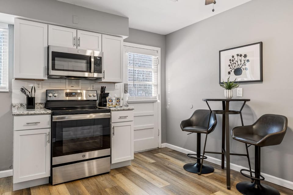 Day, Kitchen or kitchenette, Photo of the whole room, Seating area, Dining area