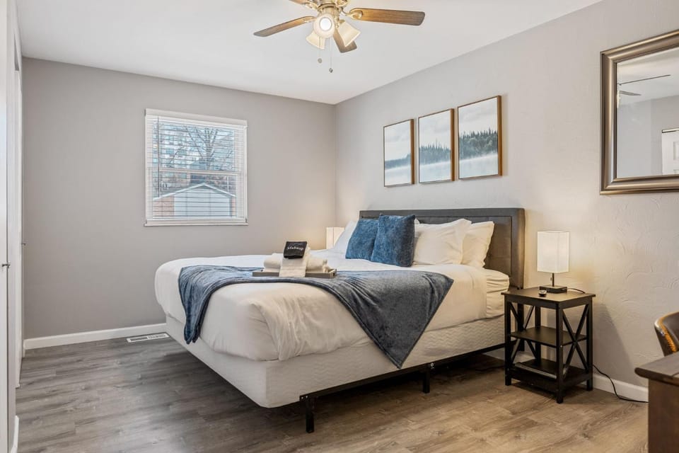 Bed, Photo of the whole room, Bedroom