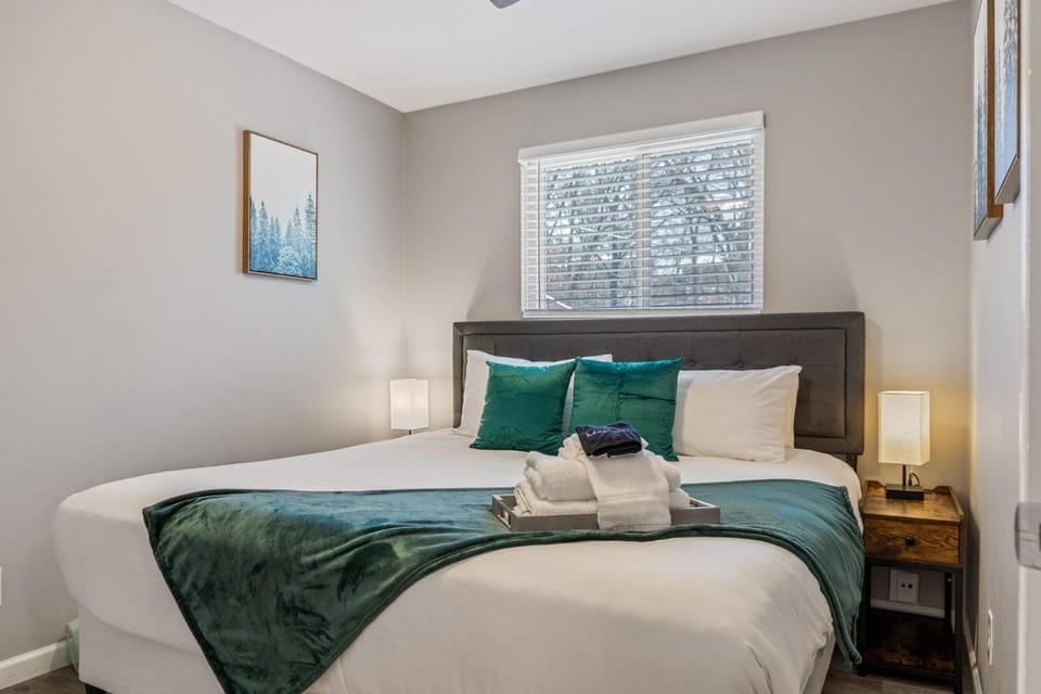 Bed, Day, Photo of the whole room, Decorative detail, Bedroom