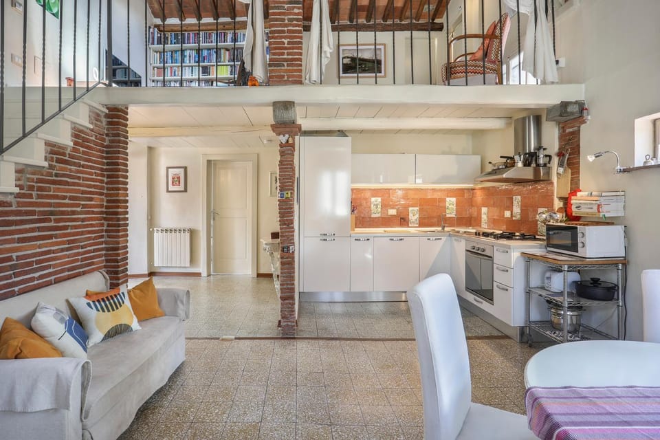 Kitchen or kitchenette, Living room, Seating area, Dining area, oven, stove