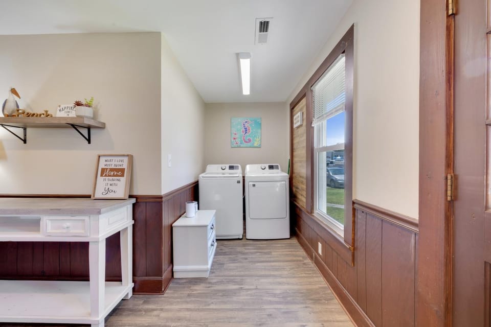 Kitchen or kitchenette, washing machine, dryer