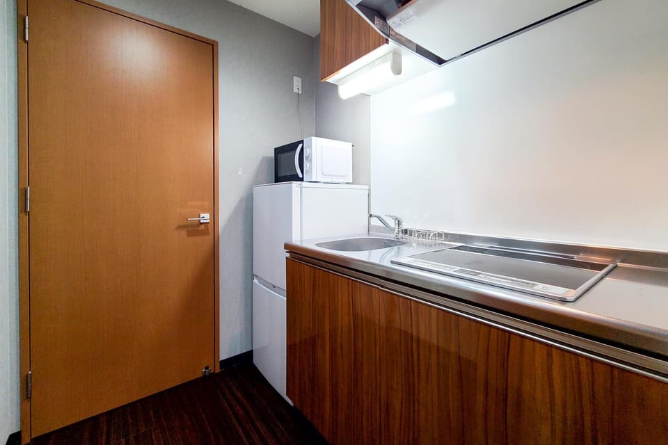 Kitchen or kitchenette, minibar, stove
