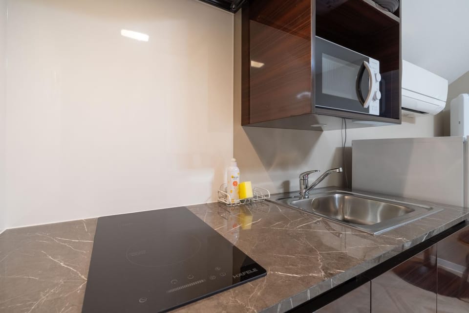 Kitchen or kitchenette, minibar, stove