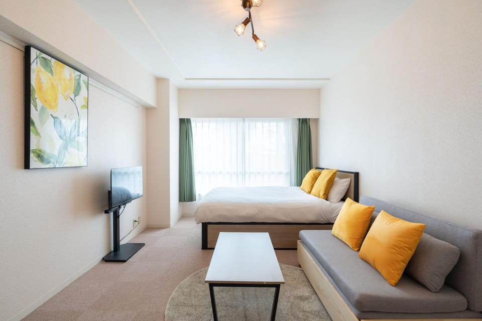 Bed, TV and multimedia, Seating area, Bedroom