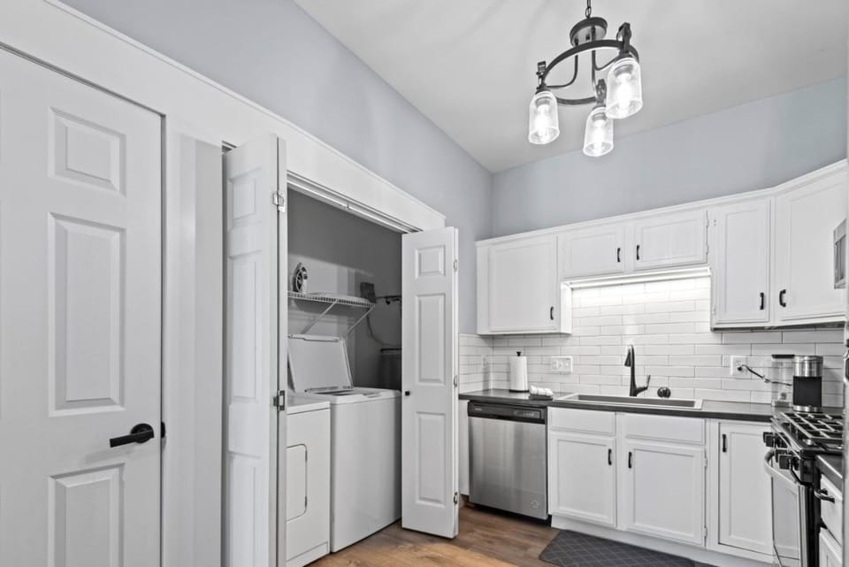 Main Street Apartment For up to 8 guests! Apartment in Saint Charles