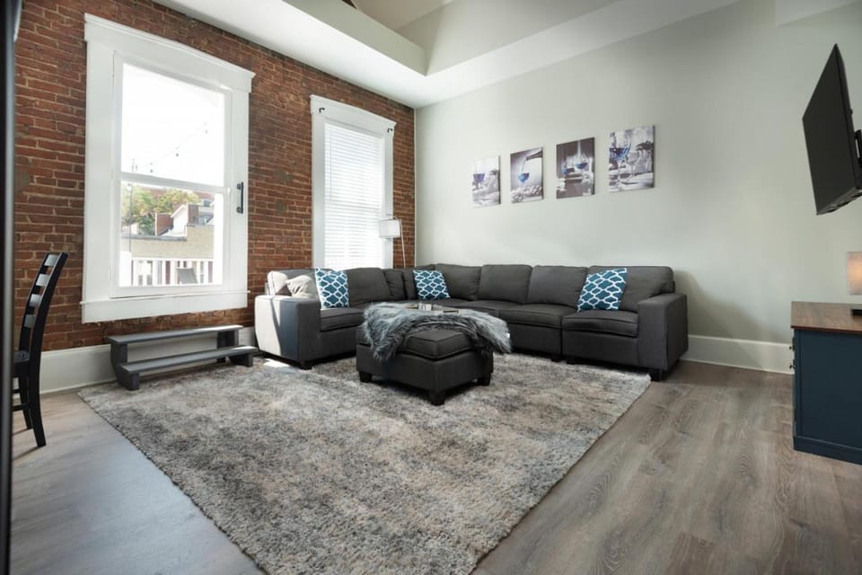 Main Street Apartment For up to 8 guests! Apartment in Saint Charles