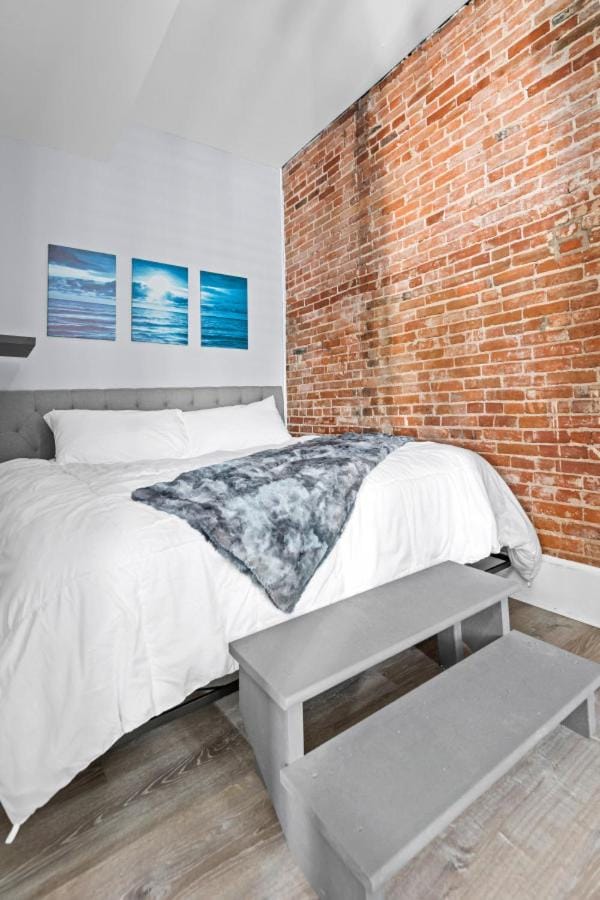 Main Street Apartment For up to 8 guests! Apartment in Saint Charles
