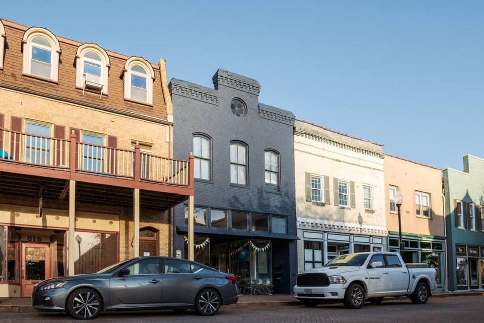 Property building, Facade/entrance, Day, Neighbourhood, Street view, Location