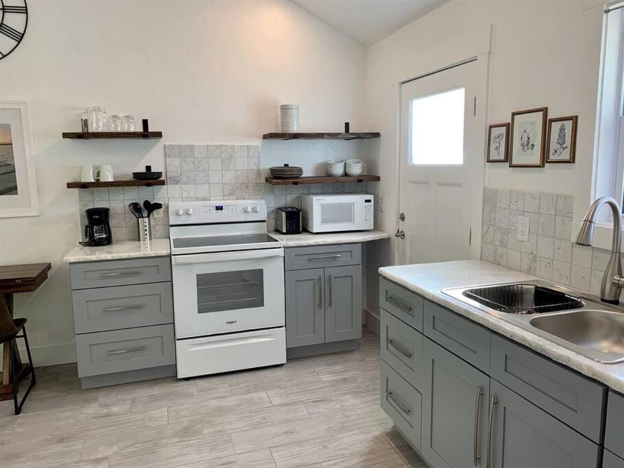 Cozy Cottage • King Bed • Grove • Kayaks • Boat Parking House in Grove