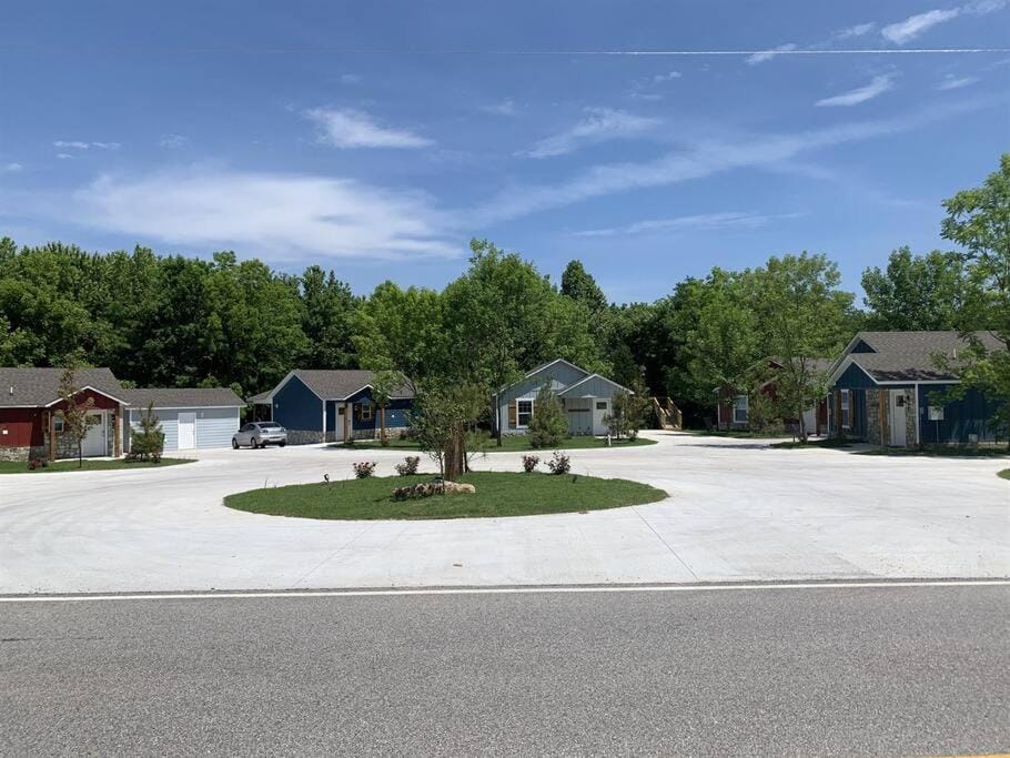 Cozy Cottage • King Bed • Grove • Kayaks • Boat Parking House in Grove