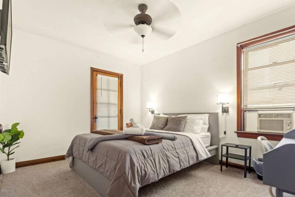 Bed, Bedroom, fireplace