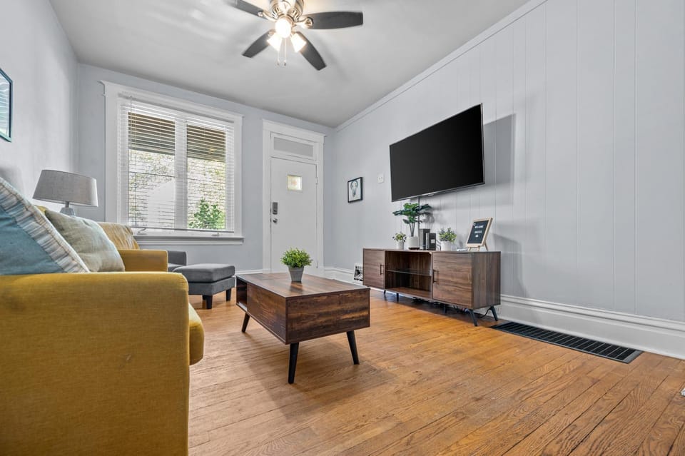 TV and multimedia, Living room, Photo of the whole room, Seating area