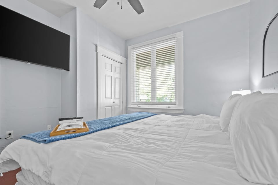 Bed, TV and multimedia, Photo of the whole room, Bedroom