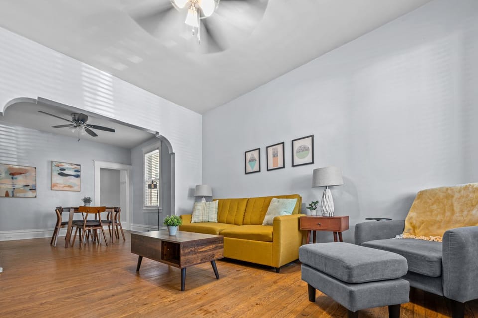 Living room, Photo of the whole room, Seating area, Dining area
