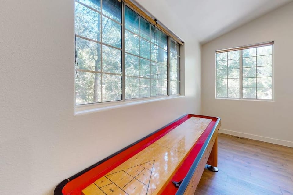 Lake Gregory Escape House in Crestline