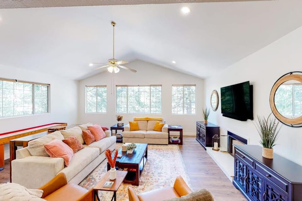 Lake Gregory Escape House in Crestline