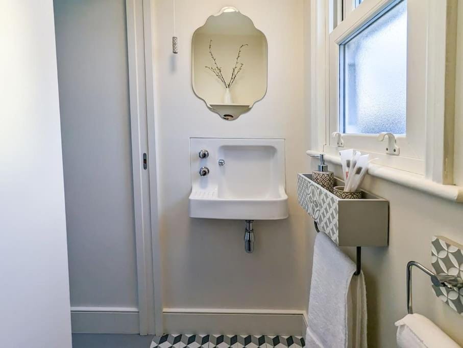 Charming 3BR in Trendy Tottenham Neighborhood Apartment in London