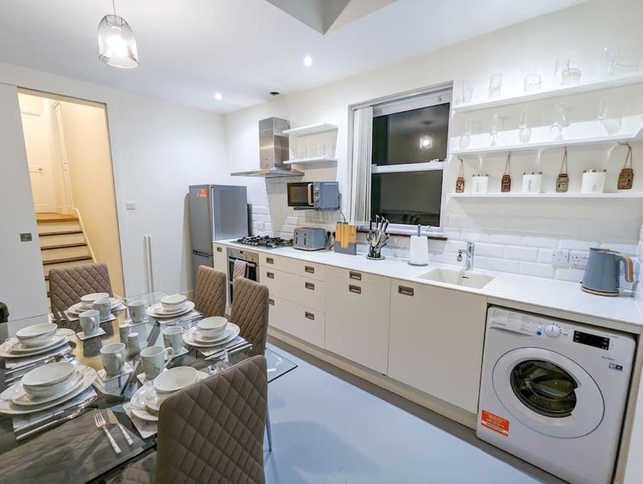 Charming 3BR in Trendy Tottenham Neighborhood Apartment in London