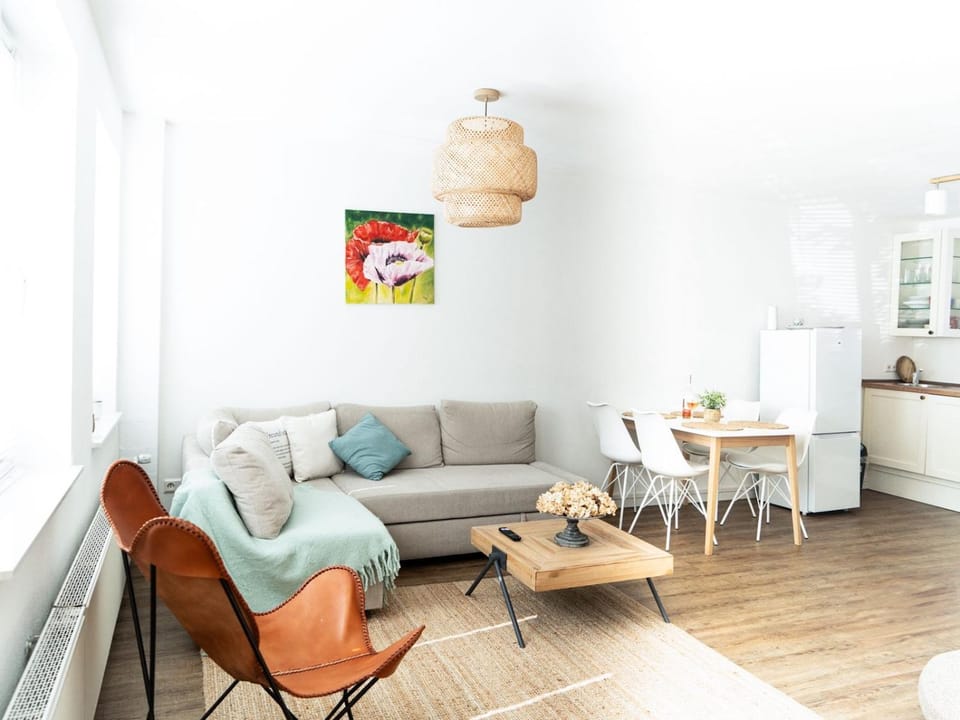 Kitchen or kitchenette, Living room, Seating area, Dining area