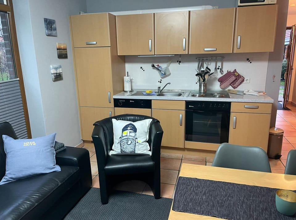 Kitchen or kitchenette, Seating area, Dining area, minibar, pet friendly