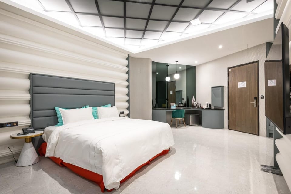 Bed, TV and multimedia, Photo of the whole room, Bedroom