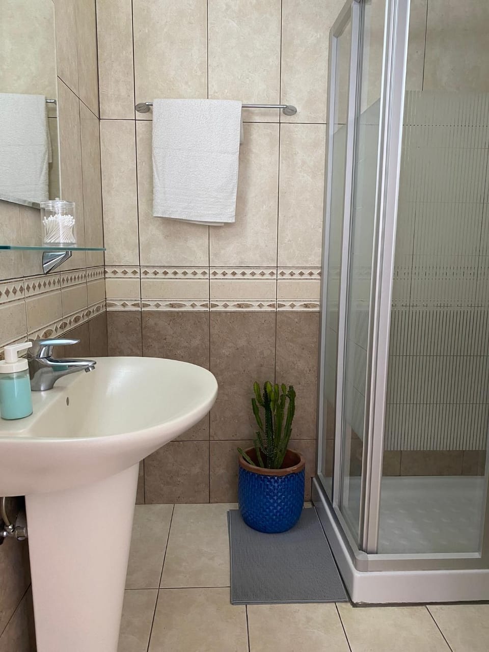 Shower, Toilet, Bathroom, towels