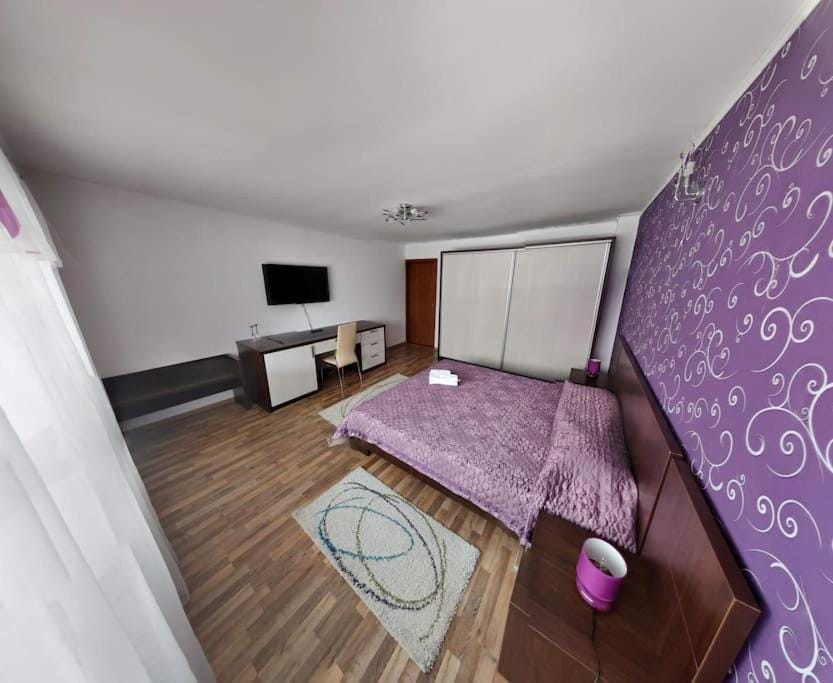 Bed, TV and multimedia, Photo of the whole room, Bedroom, towels