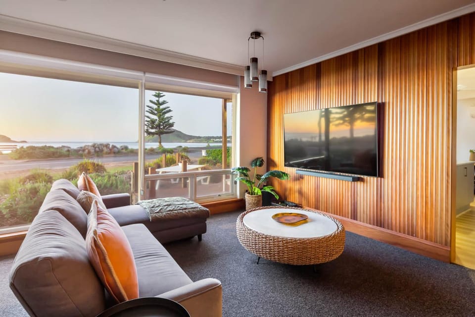 Natural landscape, TV and multimedia, Living room