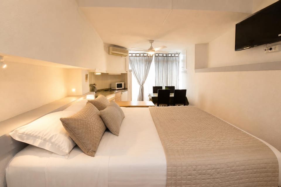 Photo of the whole room, Bedroom