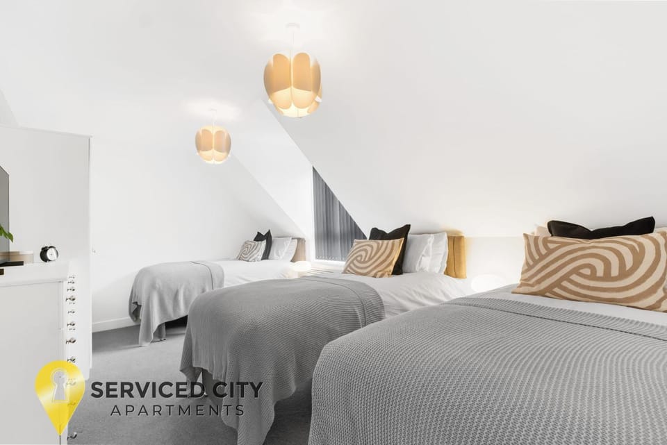 SCA-Arden House 10min to NEC Sleeps 6 Parks 2 Vans House in Metropolitan Borough of Solihull